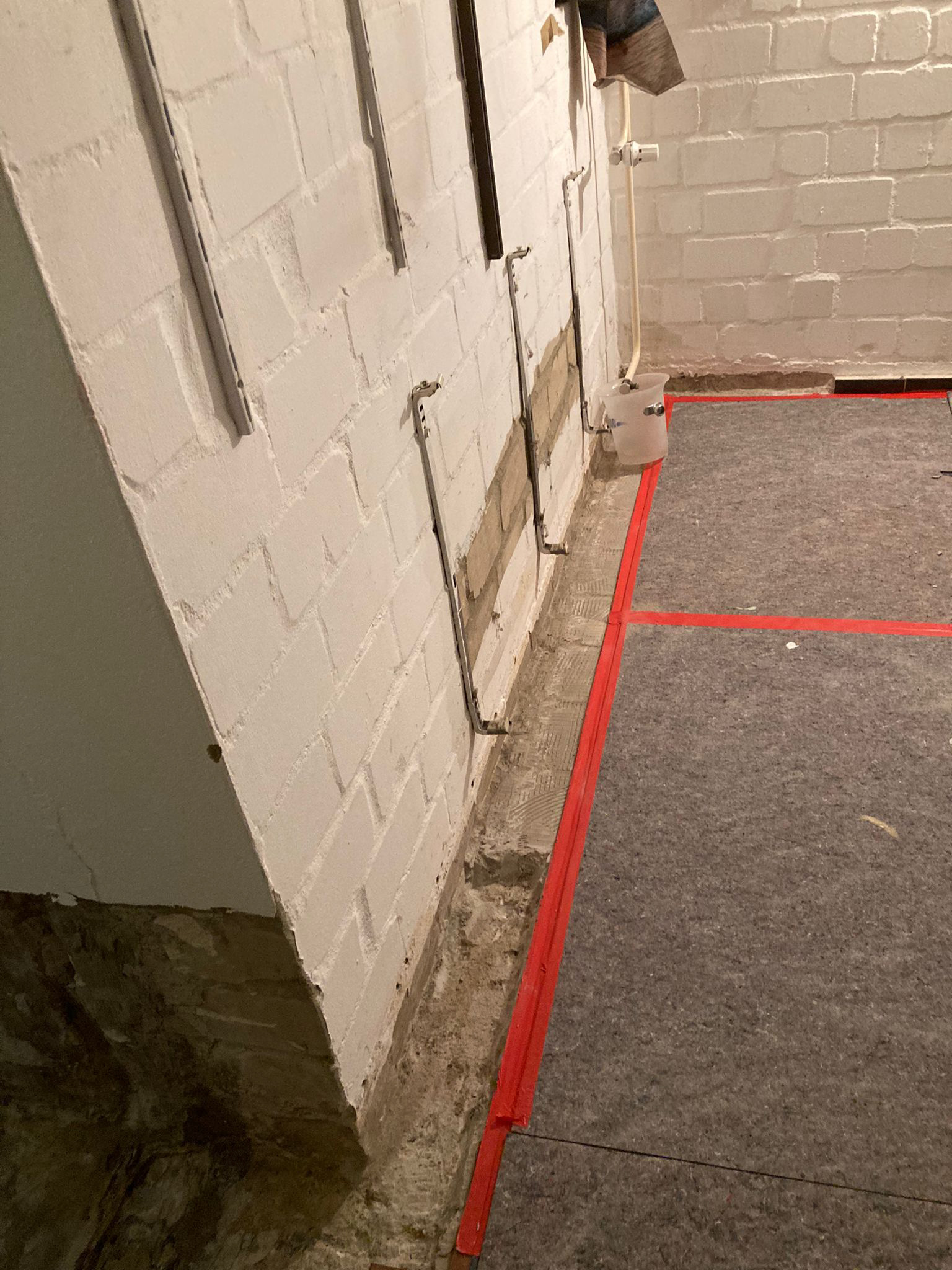 Sockel, Bodenfliese und Estrich eingeschnitten und abgestemmt