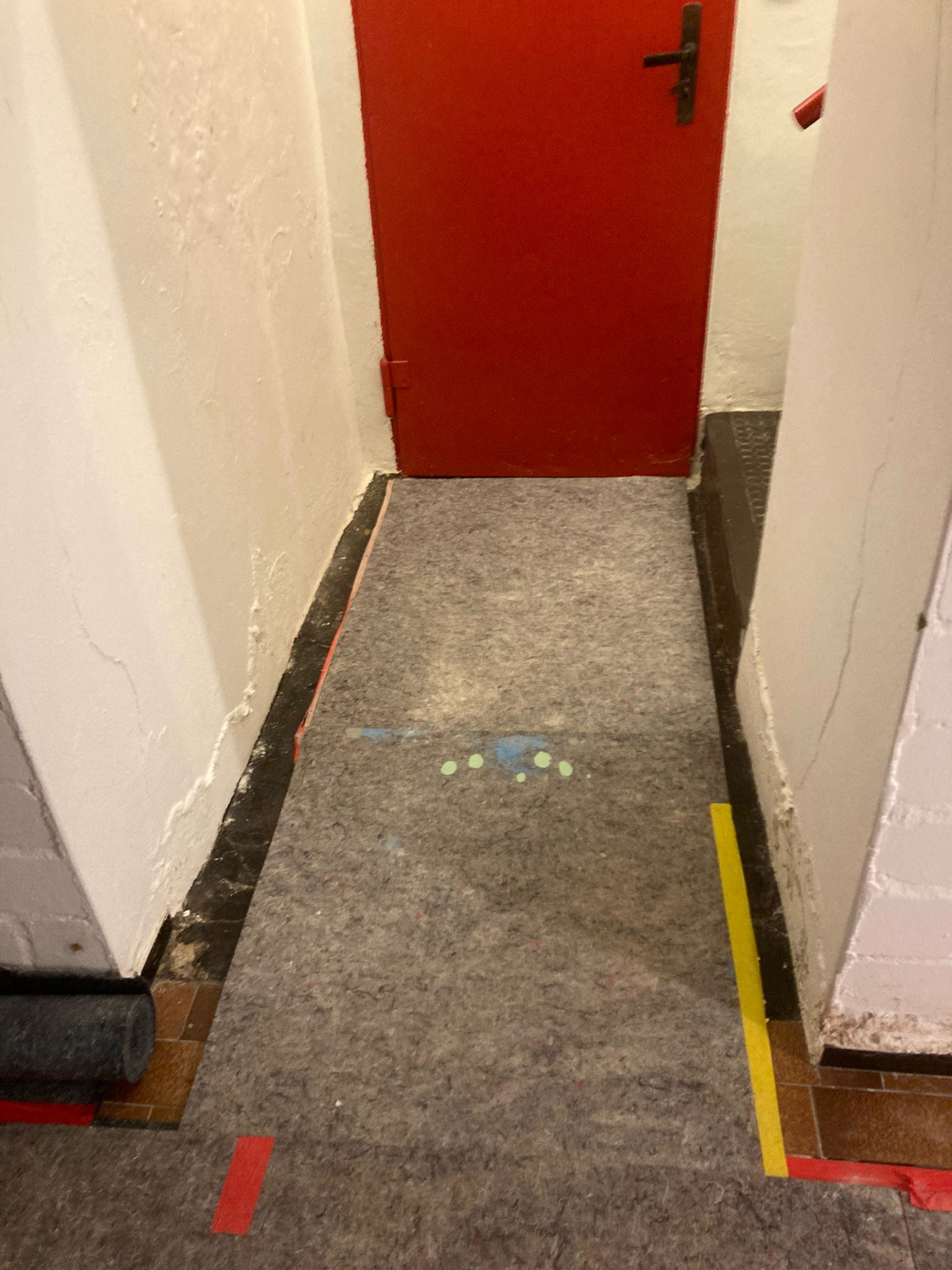 Verlegen des Bodenschutzes