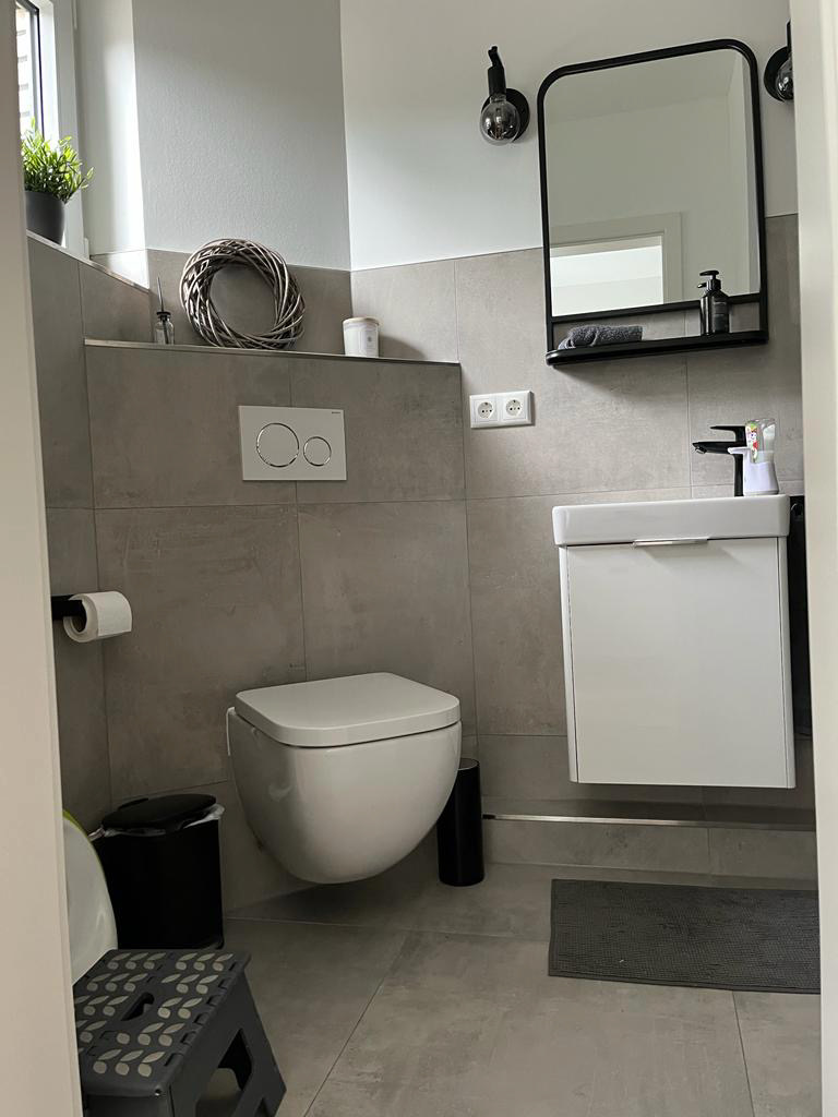 Das neue G&auml;ste-WC nach der Sanierung