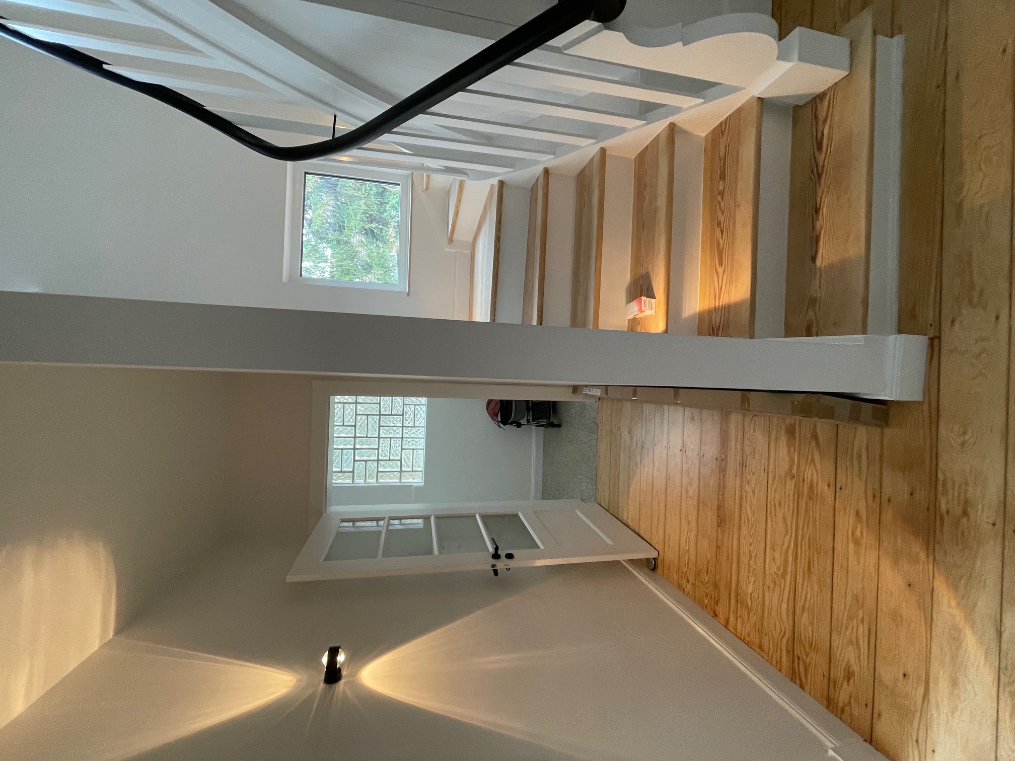 Das neue, freundliche Entr&eacute;e und die &uuml;berarbeitete Treppe