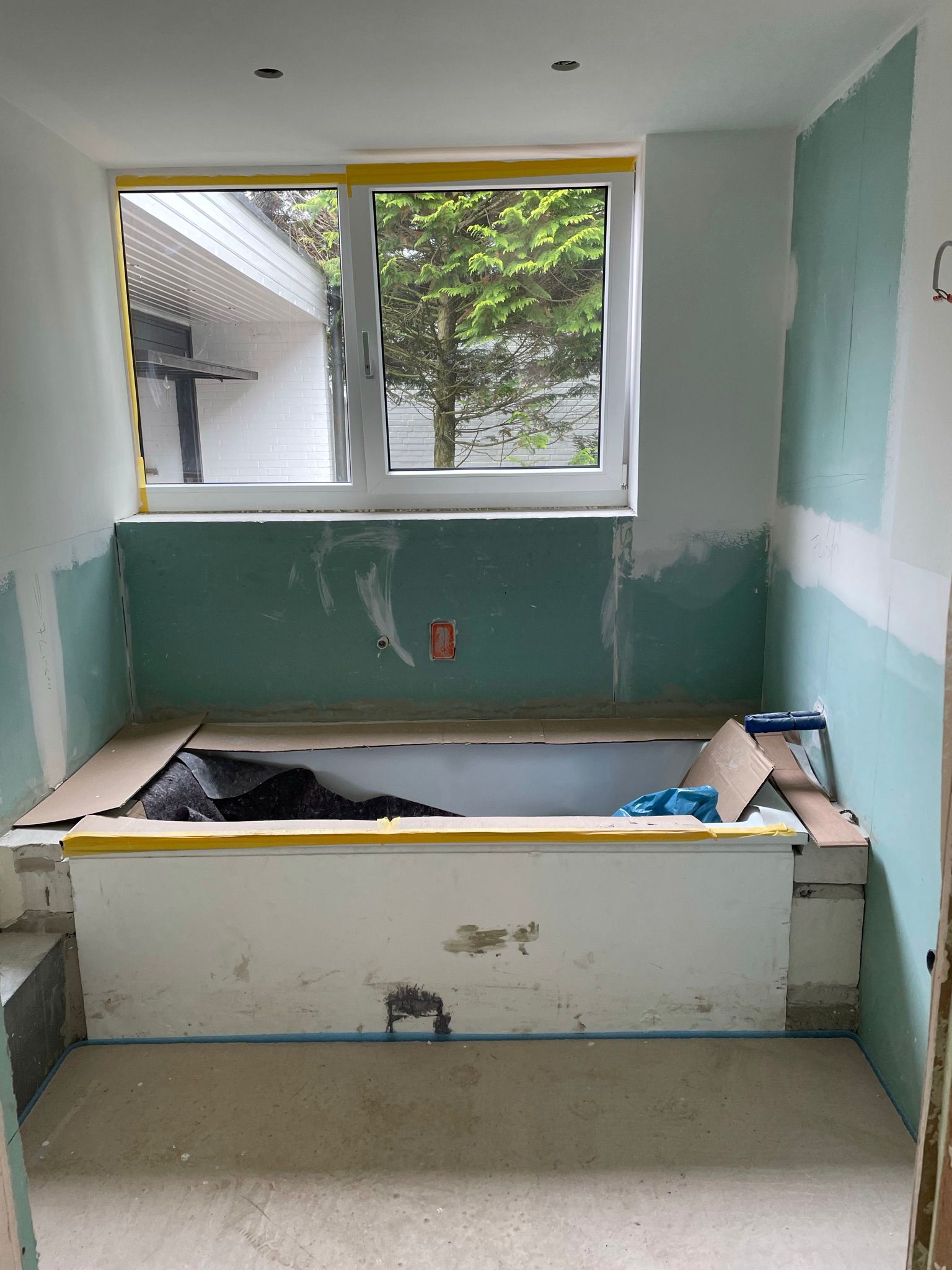 Entkerntes Badezimmer